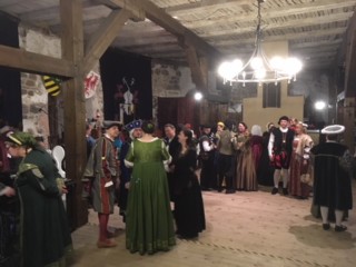 Hier seht Ihr Teilnehmer am Hofdantz zu Rabenstein.